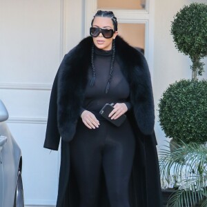 Kim Kardashian sortant du centre de dermatologie Epione à Beverly Hills le 19 février 2016.