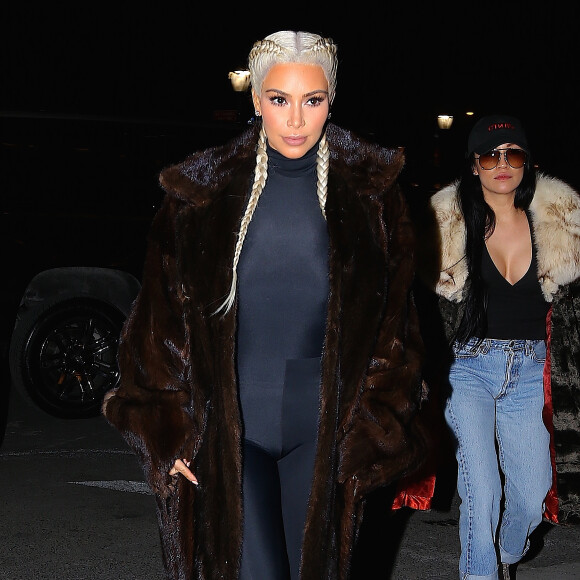 Kim Kardashian, les cheveux longs et blond platine, se promène dans les rues de New York, le 13 février 2016