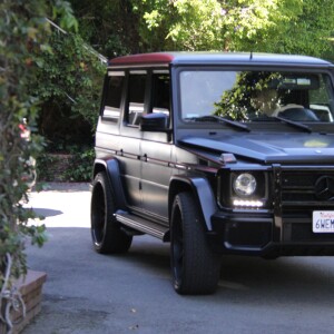 Kim Kardashian au volant de sa jeep à Beverly Hills, le 14 mars 2015