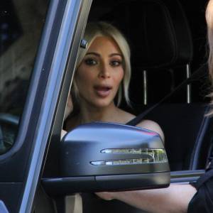 Kim Kardashian au volant de sa jeep à Beverly Hills, le 14 mars 2015