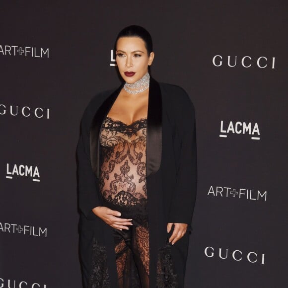 Kim Kardashian, enceinte lors du Gala "The LACMA 2015 Art+Film" en l'honneur de James Turrell et Alejandro Inarritu à Los Angeles, le 7 novembre 2015