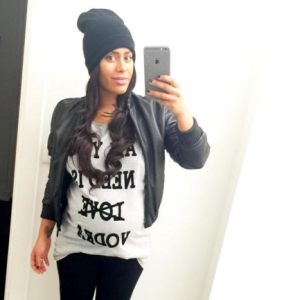 Amel Bent dévoile son baby-bump sur Instagram. Le 31 janvier 2016.