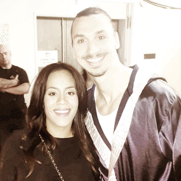 Amel Bent : Selfie avec Zlatan en coulisses du show des Enfoirés. Janvier 2016.