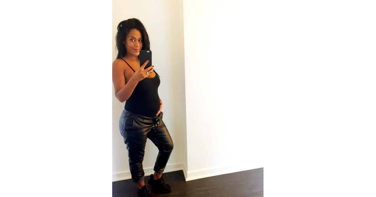 Amel Bent, enceinte : Première photo de son baby-bump pour ...