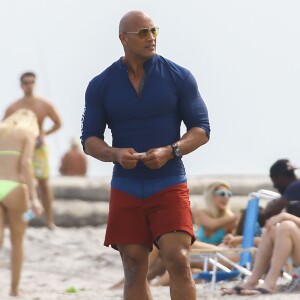 Dwayne Johnson sur le tournage de 'Baywatch' à Boca Raton en Floride, le 1er mars 2016