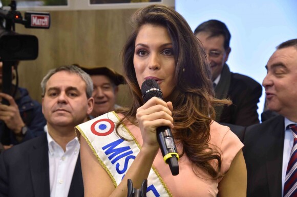 Iris Mittenaere (Miss France 2016) lors de sa visite le Salon International de l'Agriculture à Paris, le 1er mars 2016.