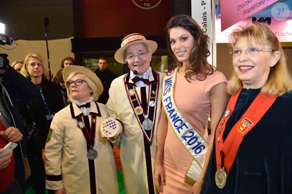 Iris Mittenaere (Miss France 2016) lors de sa visite le Salon International de l'Agriculture à Paris, le 1er mars 2016.