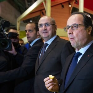 Le président de la république François Hollande inaugure le 53e Salon de l'Agriculture à Paris le 27 février 2016. © Lionel Urman