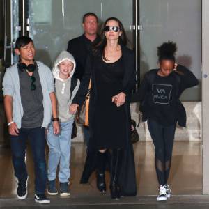 Angelina Jolie arrive avec ses enfants Pax, Shiloh et Zahara à l'aéroport de LAX à Los Angeles le 2 mars 2016.