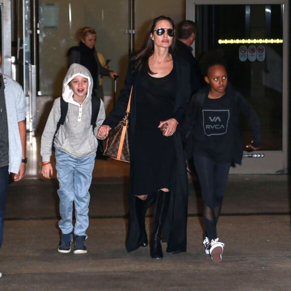 Angelina Jolie arrive avec ses enfants Pax, Shiloh et Zahara à l'aéroport de LAX à Los Angeles le 2 mars 2016.