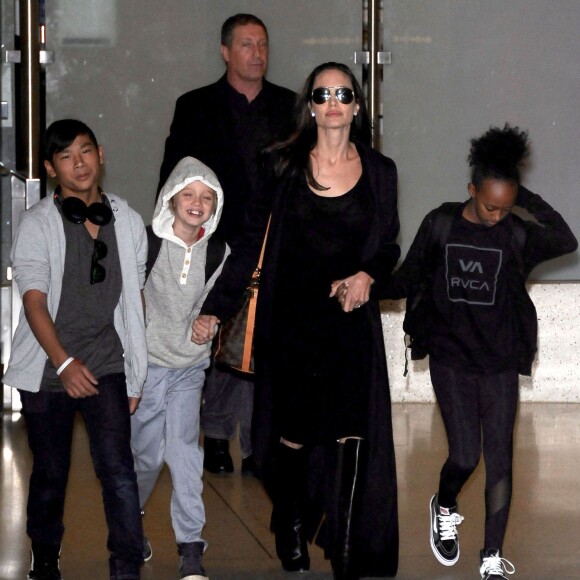 Angelina Jolie arrive avec ses enfants Pax, Shiloh et Zahara à l'aéroport de LAX à Los Angeles le 2 mars 2016.