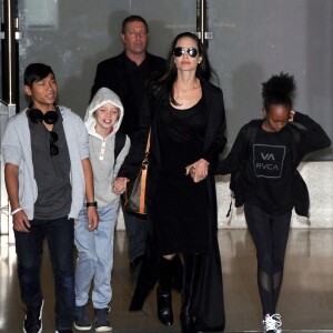 Angelina Jolie arrive avec ses enfants Pax, Shiloh et Zahara à l'aéroport de LAX à Los Angeles le 2 mars 2016.