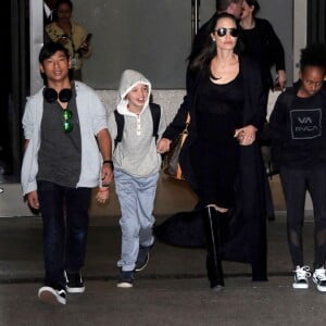 Angelina Jolie arrive avec ses enfants Pax, Shiloh et Zahara à l'aéroport de LAX à Los Angeles le 2 mars 2016.