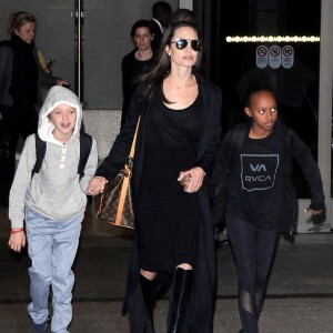 Angelina Jolie entourée de Shiloh et Zahara à l'aéroport de LAX à Los Angeles le 2 mars 2016.
