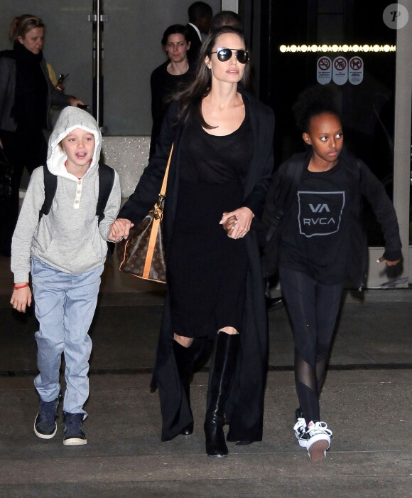 Angelina Jolie entourée de Shiloh et Zahara à l'aéroport de LAX à Los Angeles le 2 mars 2016.