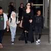 Angelina Jolie arrive avec 3 de ses enfants à l'aéroport de LAX à Los Angeles le 2 mars 2016.