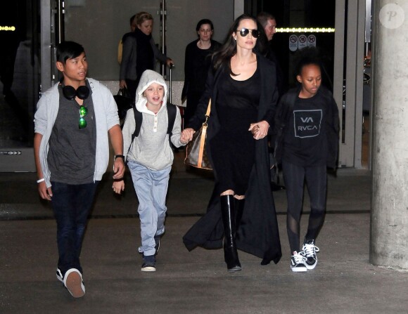 Angelina Jolie arrive avec 3 de ses enfants à l'aéroport de LAX à Los Angeles le 2 mars 2016.