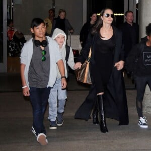 Angelina Jolie avec ses enfants Pax, Shiloh et Zahara à l'aéroport de Los Angeles le 2 mars 2016.