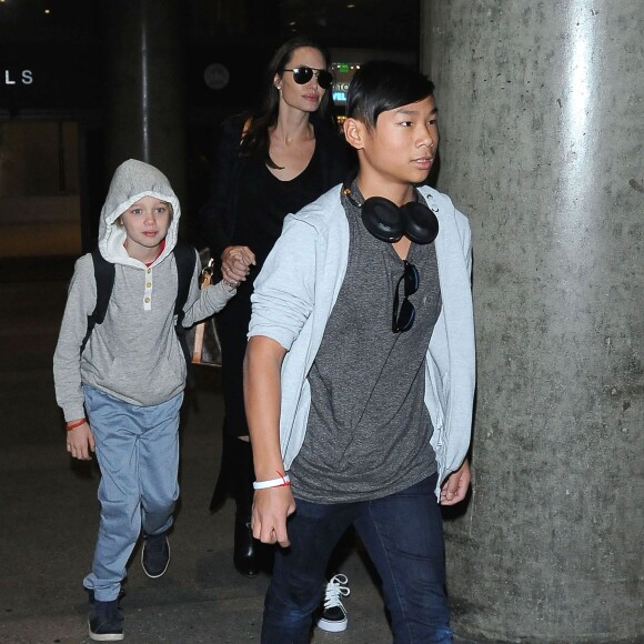 Angelina Jolie arrive avec ses enfants Pax, Shiloh et Zahara à l'aéroport de LAX à Los Angeles le 2 mars 2016.