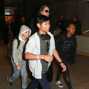 Angelina Jolie arrive avec ses enfants Pax, Shiloh et Zahara à l'aéroport de LAX à Los Angeles le 2 mars 2016.