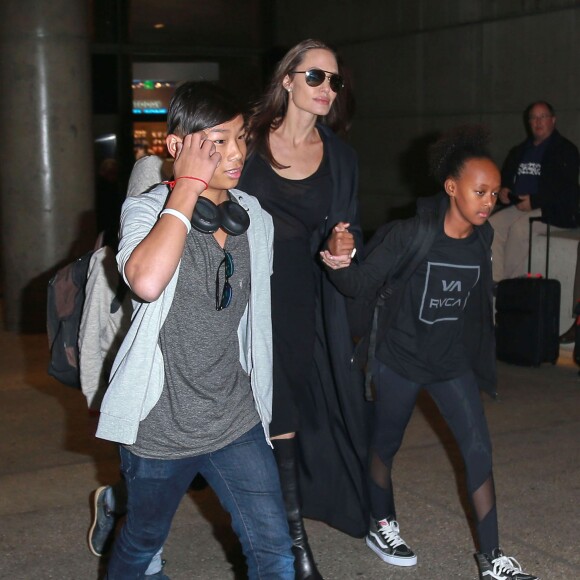 Angelina Jolie arrive avec ses enfants Pax, Shiloh et Zahara à l'aéroport de LAX à Los Angeles le 2 mars 2016.