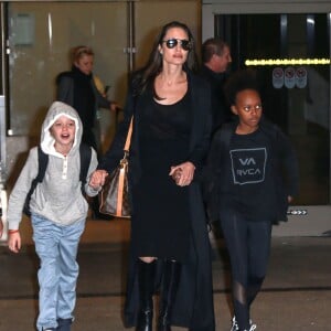 Angelina Jolie arrive avec ses enfants Pax, Shiloh et Zahara à l'aéroport de LAX à Los Angeles le 2 mars 2016.