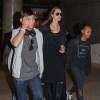 Angelina Jolie arrive avec ses enfants Pax, Shiloh et Zahara à l'aéroport de LAX à Los Angeles le 2 mars 2016.
