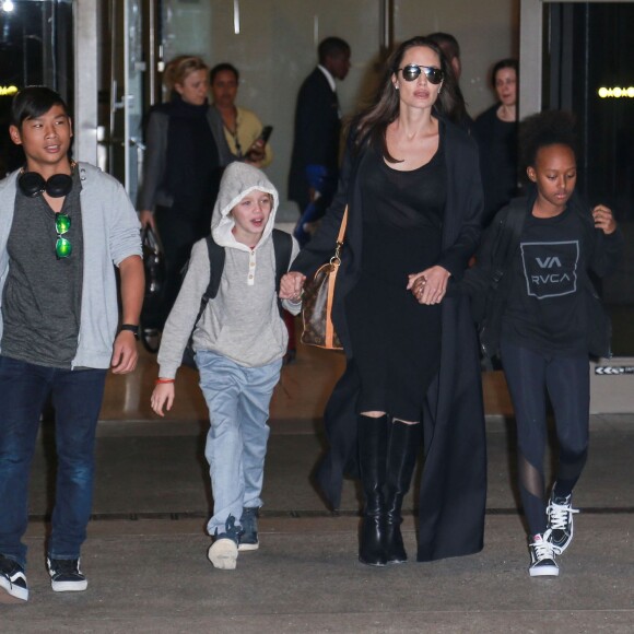 Angelina Jolie arrive avec ses enfants Pax, Shiloh et Zahara à l'aéroport de LAX à Los Angeles le 2 mars 2016.