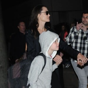 Angelina Jolie arrive avec ses enfants Pax, Shiloh et Zahara à l'aéroport de LAX à Los Angeles le 2 mars 2016.