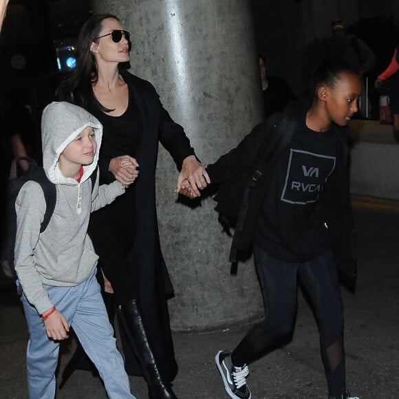 Angelina Jolie arrive avec ses enfants Pax, Shiloh et Zahara à l'aéroport de LAX à Los Angeles le 2 mars 2016.