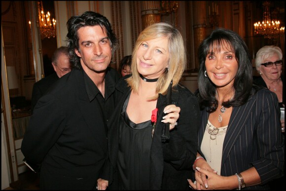 Jimmy Demmers, Barbra Streisand et Jackie Lombard lors de la remise des insignes de la Légion d'honneur à la chanteuse américaine, à Paris, le 28 juin 2007