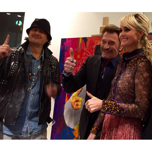 L'artiste Kongo (Cyril Phan), Johnny et Laeticia Hallyday au Montaigne Market à Paris, le 4 mars 2016.