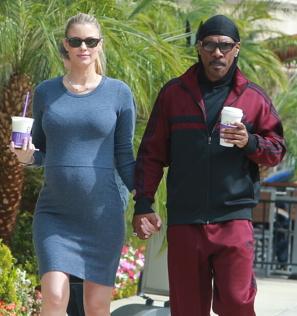 Eddie Murphy et sa compagne Paige Butcher, enceinte de leur premier enfant (le neuvième pour l'acteur), le 3 mars 2016 dans les rues de Studio City à Los Angeles.