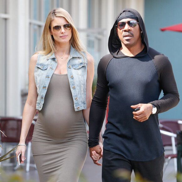 Eddie Murphy et Paige Butcher, enceinte de leur premier enfant (le neuvième pour l'acteur), dans les rues de Studio City à Los Angeles le 2 mars 2016.