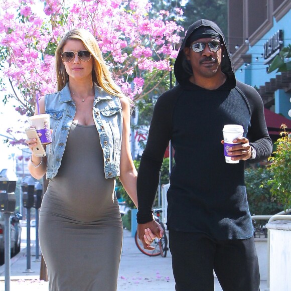 Eddie Murphy et Paige Butcher, enceinte de leur premier enfant (le neuvième pour l'acteur), dans les rues de Studio City à Los Angeles le 2 mars 2016.