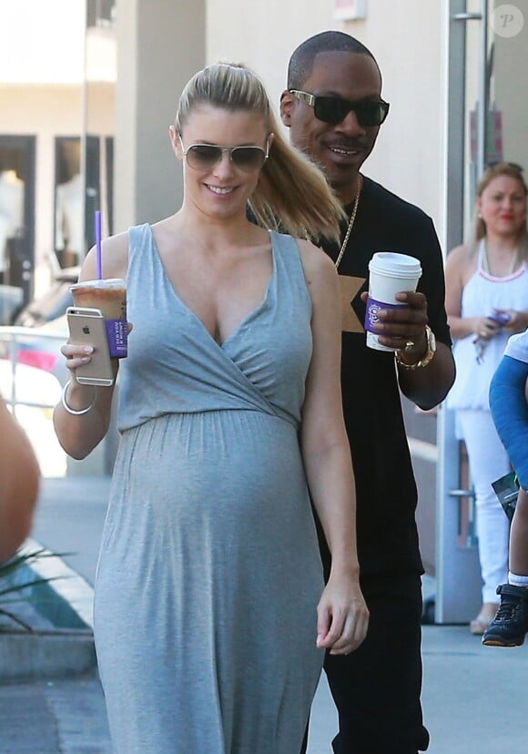 Eddie Murphy et Paige Butcher, enceinte de leur premier enfant (le neuvième pour l'acteur), le 27 février 2016 dans les rues de Studio City à Los Angeles.