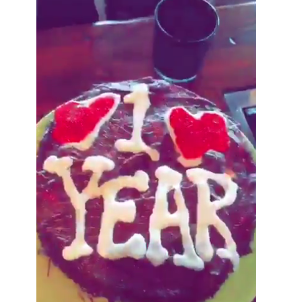 Calvin Harris célèbre son premier anniversaire de couple avec Taylor Swift en publiant une vidéo de leur gâteau d'anniversaire sur son compte Snapchat. Image extraite d'une vidéo postée sur Twitter, le 6 mars 2016.