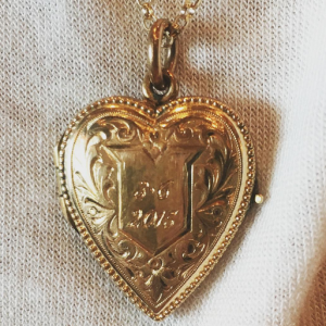 Taylor Swift a publié une photo du pendentif que Calvin Harris lui a offert pour leur premier anniversaire de couple. Photo publiée sur Instagram, le 6 mars 2016.