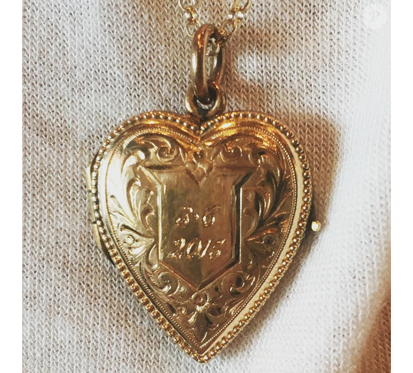 Taylor Swift a publié une photo du pendentif que Calvin Harris lui a offert pour leur premier anniversaire de couple. Photo publiée sur Instagram, le 6 mars 2016.