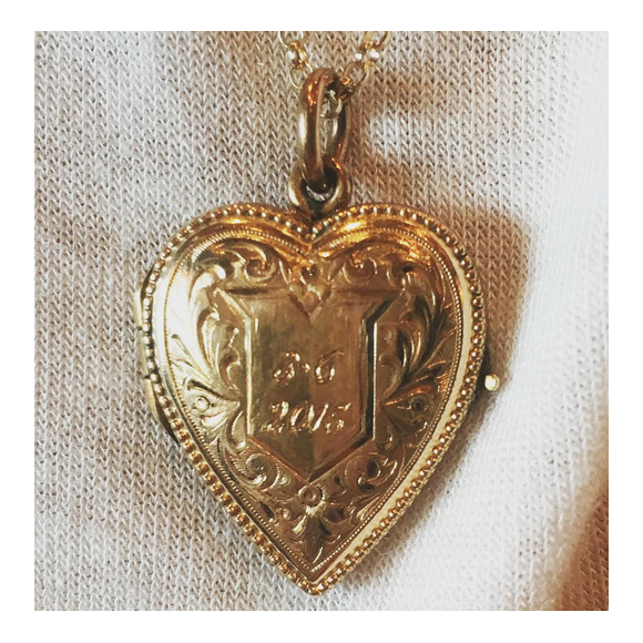 Taylor Swift a publié une photo du pendentif que Calvin Harris lui a offert pour leur premier anniversaire de couple. Photo publiée sur Instagram, le 6 mars 2016.