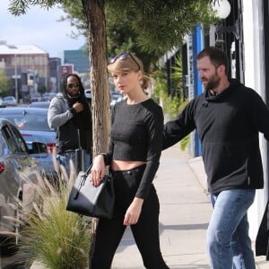 Taylor Swift fait du shopping sur Melrose avenue; Elle porte un sac noir de la marque Saint Laurent, à West Hollywood le 15 janvier 2016. © CPA/BESTIMAGE