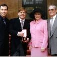  Elton John et David Furnish au c&ocirc;t&eacute; de Sheila et Fred Fairebrother devant Buckingham Palace le 29 janvier 2003 