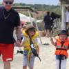 Elton John, son mari David Furnish et leurs fils Elijah et Zachary vont au Club 55 pendant leurs vacances à Saint-Tropez, le 13 août 2015.