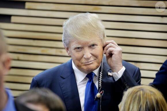 Le candidat républicain aux primaires pour les élections présidentielles US, Donald Trump répond aux journalistes lors d'un meeting au collège St Anselm de Manchester dans le New Hampshire le 6 Février 2016.