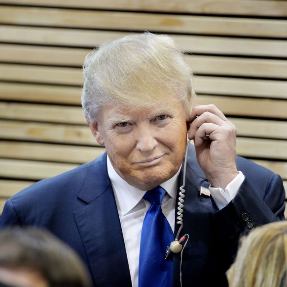 Le candidat républicain aux primaires pour les élections présidentielles US, Donald Trump répond aux journalistes lors d'un meeting au collège St Anselm de Manchester dans le New Hampshire le 6 Février 2016.