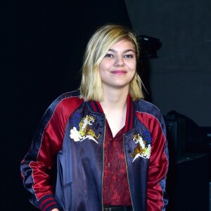 Louane Emera au défilé agnès b. (collection automne-hiver 2016-2017) au Palais de Tokyo. Paris, le 8 mars 2016.