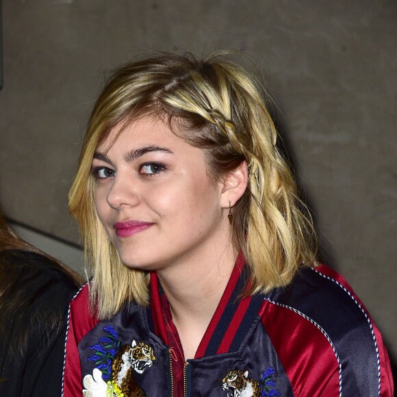 Louane Emera au défilé agnès b. (collection automne-hiver 2016-2017) au Palais de Tokyo. Paris, le 8 mars 2016.