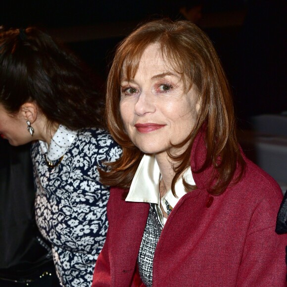 Isabelle Huppert - Défilé agnès b. (collection automne-hiver 2016-2017) au Palais de Tokyo. Paris, le 8 mars 2016.