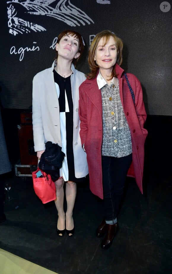 Lolita Chammah et Isabelle Huppert - Défilé agnès b. (collection automne-hiver 2016-2017) au Palais de Tokyo. Paris, le 8 mars 2016.