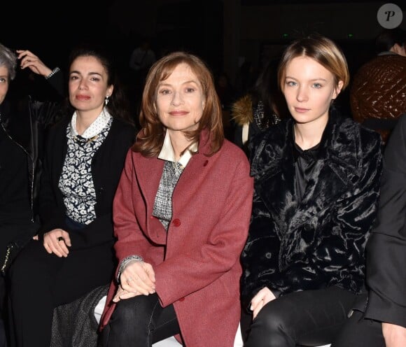 Yael Naïm, Isabelle Huppert et Diane Rouxel - Défilé agnès b. (collection automne-hiver 2016-2017) au Palais de Tokyo. Paris, le 8 mars 2016.